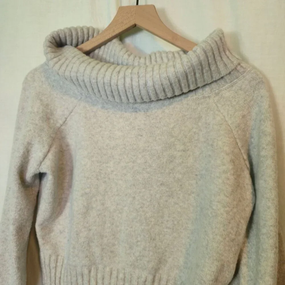 Hollister sweater womens Small light-gray cropped turtleneck NWT
